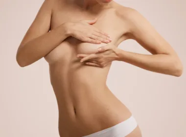 Jak usunąć owłosienie z piersi - która metoda jest dla Ciebie odpowiednia?